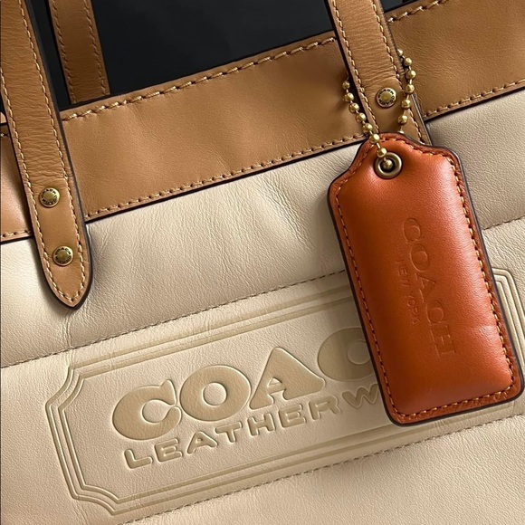 🔆BRAND NEW🔆Coach Field Tote 22 with Colorblock Quilting and Coach Badge - Picture 4 of 12